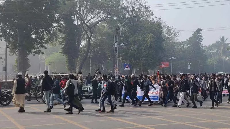 শহীদ মিনারে দলে দলে জড়ো হচ্ছেন বিপ্লবীরা