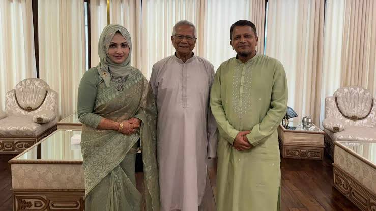 প্রধান উপদেষ্টার সঙ্গে সস্ত্রীক নৌবাহিনী প্রধানের সাক্ষাৎ