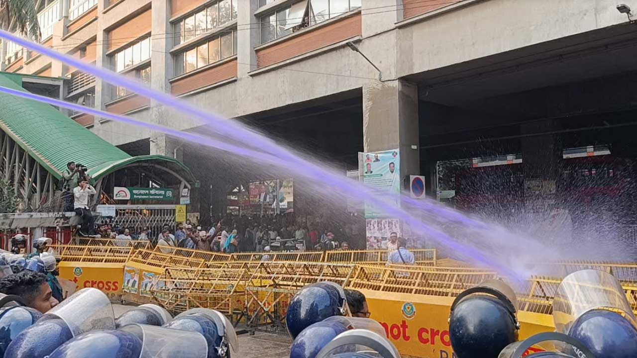 নন-এমপিও শিক্ষকদের জলকামান-সাউন্ড গ্রেনেড নিক্ষেপ