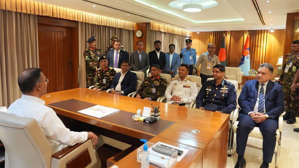 সশস্ত্র বাহিনী বিভাগে প্রথমবারের মতো অফিস করলেন প্রধানমন্ত্রী