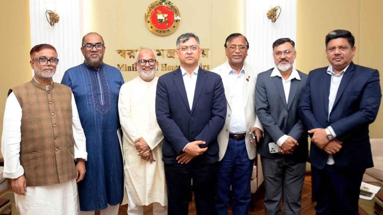 স্বরাষ্ট্রমন্ত্রীর সঙ্গে সাক্ষাৎ করলেন নবনিযুক্ত ছয় সিটি প্রশাসক