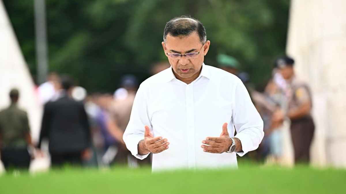 দেশে ফিরেই পিতা-মাতার কবরে শ্রদ্ধা জানালেন প্রধানমন্ত্রী