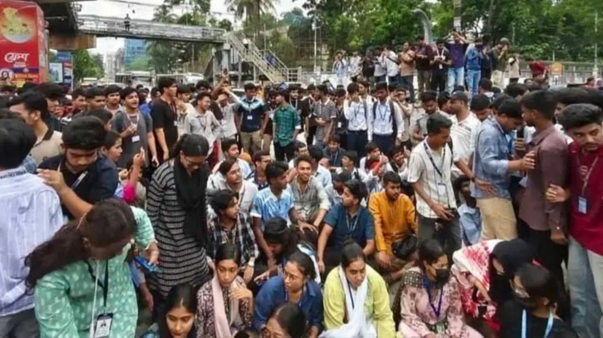 শিক্ষামন্ত্রীর পদত্যাগ দাবিতে সায়েন্সল্যাব মোড় অবরোধ