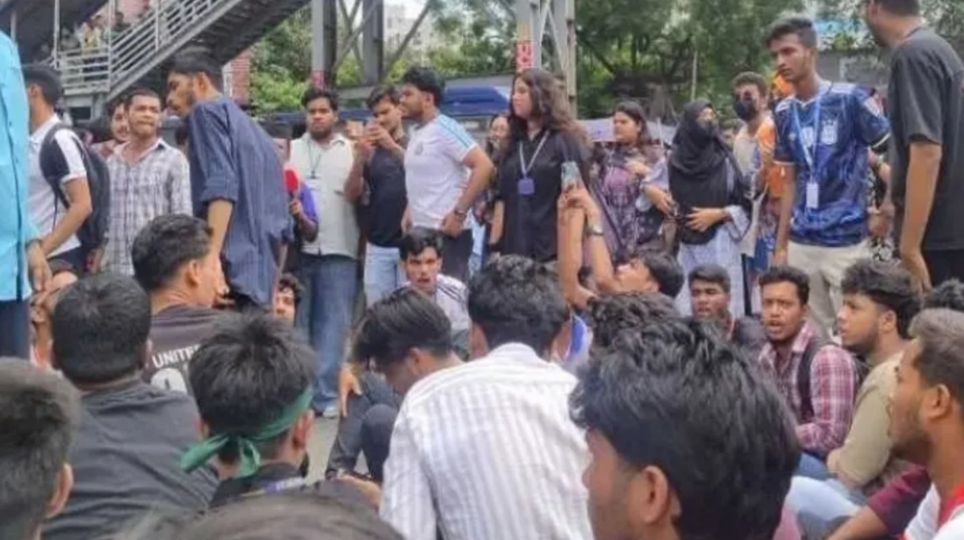 ‘দফা এক, দাবি এক’ স্লোগানে উত্তরায় বিক্ষোভ