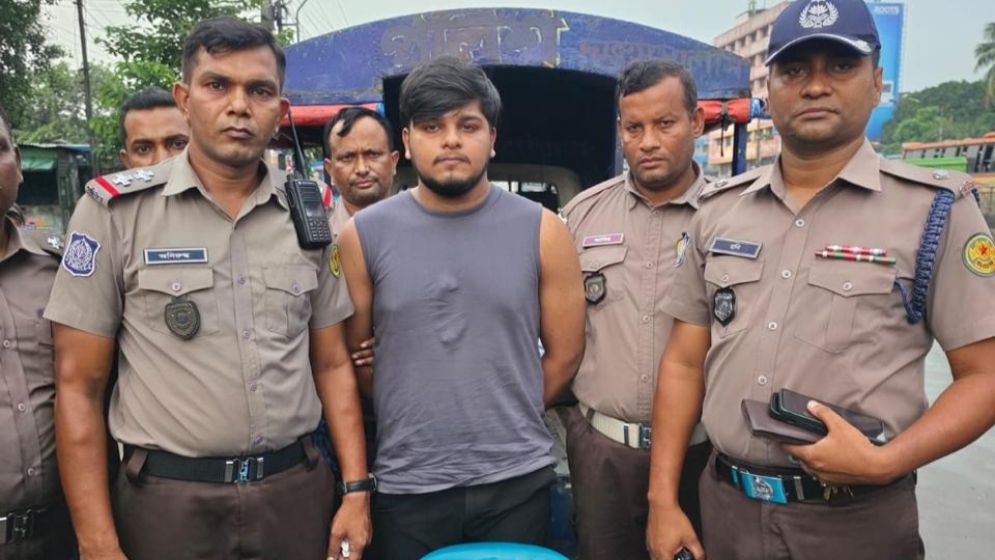 রাজধানীতে বিদেশি পিস্তলসহ যুবক আটক