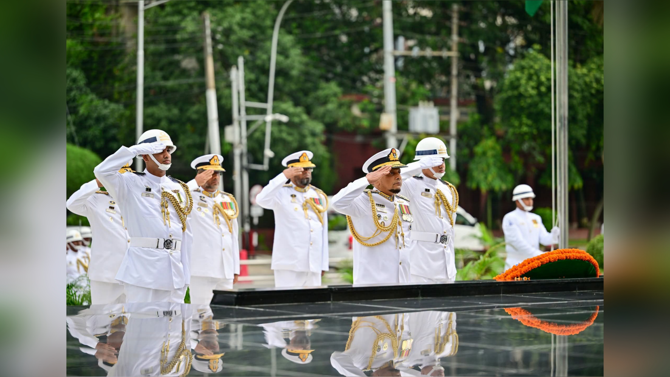 বিদায়ী নৌবাহিনী প্রধানের শিখা অনির্বাণে শ্রদ্ধাঞ্জলি