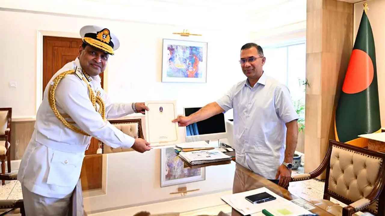প্রধানমন্ত্রীর সঙ্গে সৌজন্য সাক্ষাৎ নবনিযুক্ত নৌবাহিনী প্রধানের