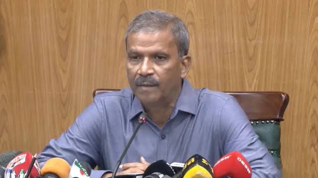 আগামী ১৫ ডিসেম্বর থেকে এমআরপি পাসপোর্ট পাবেন প্রবাসীরা: আইন উপদেষ্টা