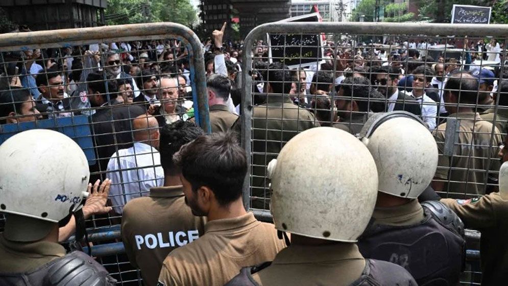 ইমরান খানের মুক্তির দাবিতে বিক্ষোভ