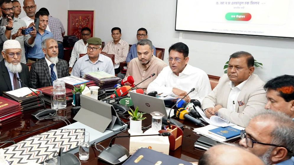 মন খুলে গান গাওয়া যায়, পরীক্ষায় নম্বর দেওয়া যায় না: শিক্ষামন্ত্রী