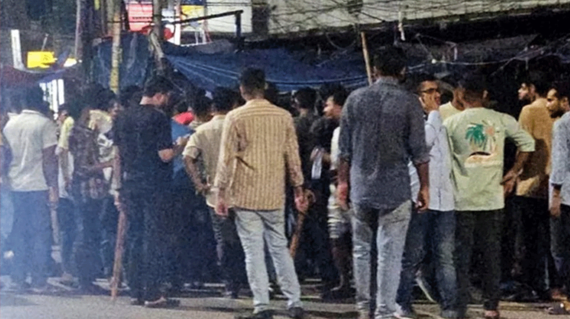 নিউমার্কেটে ফুটপাতের দোকান নিয়ে সংঘর্ষ, আহত ১৪জন
