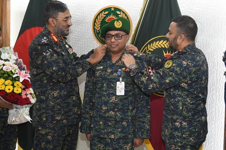 পরিচালক পদে পদোন্নতিপ্রাপ্ত ১৮ কর্তকর্তাকে র‌্যাংক ব্যাজ পরালেন আনসারের ডিজি