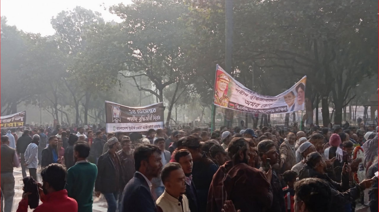 বুদ্ধিজীবীতে মানুষের ঢল, ফুলেল শ্রদ্ধায় শহীদদের স্মরণ