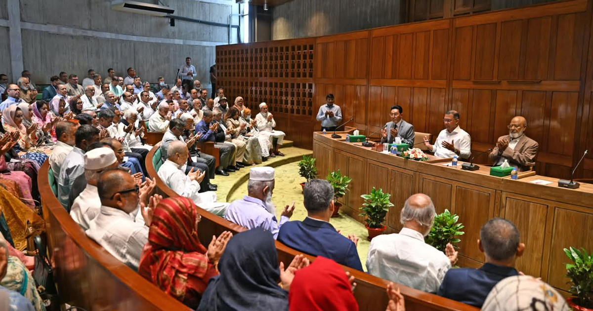 প্রধানমন্ত্রীর সভাপতিত্বে সরকারদলীয় সংসদ সদস্যদের বৈঠক চলছে