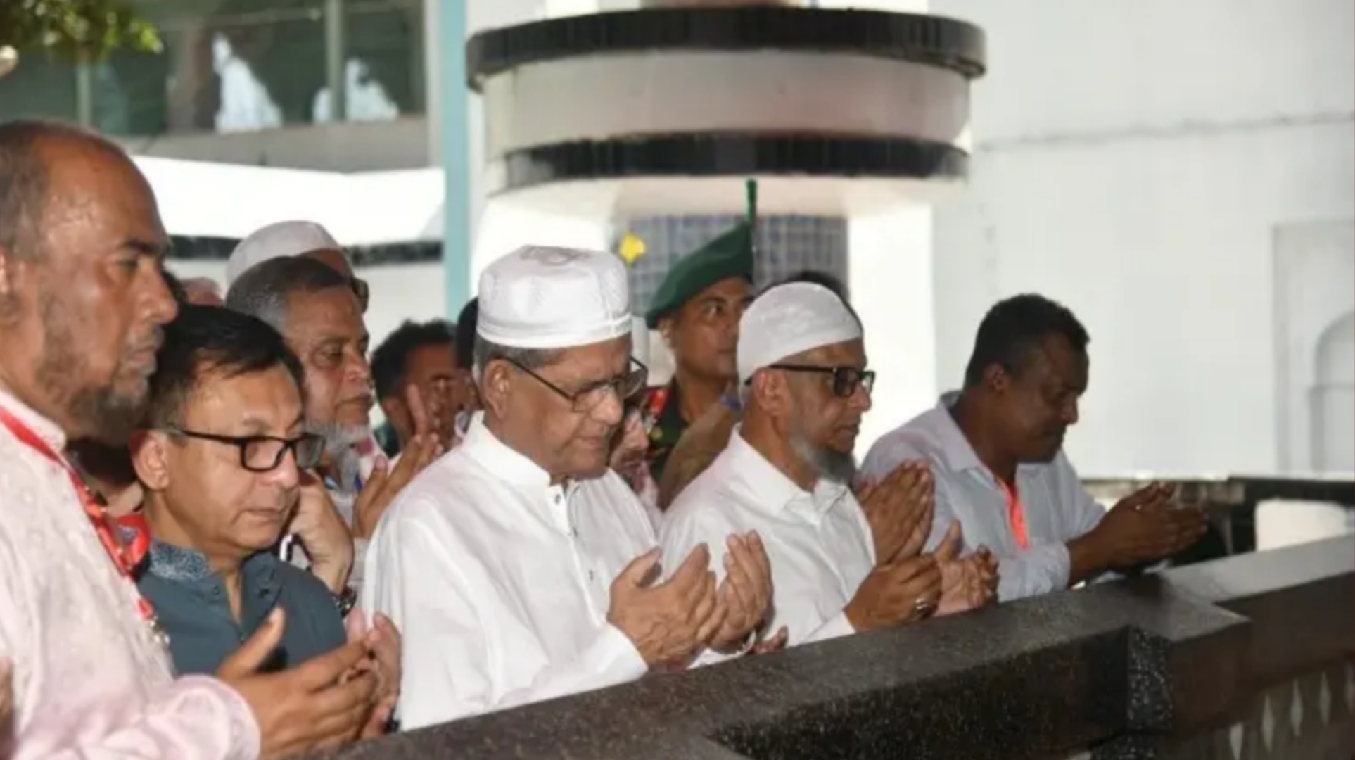 শাহজালাল মাজার জিয়ারত করলেন রাষ্ট্রপতি