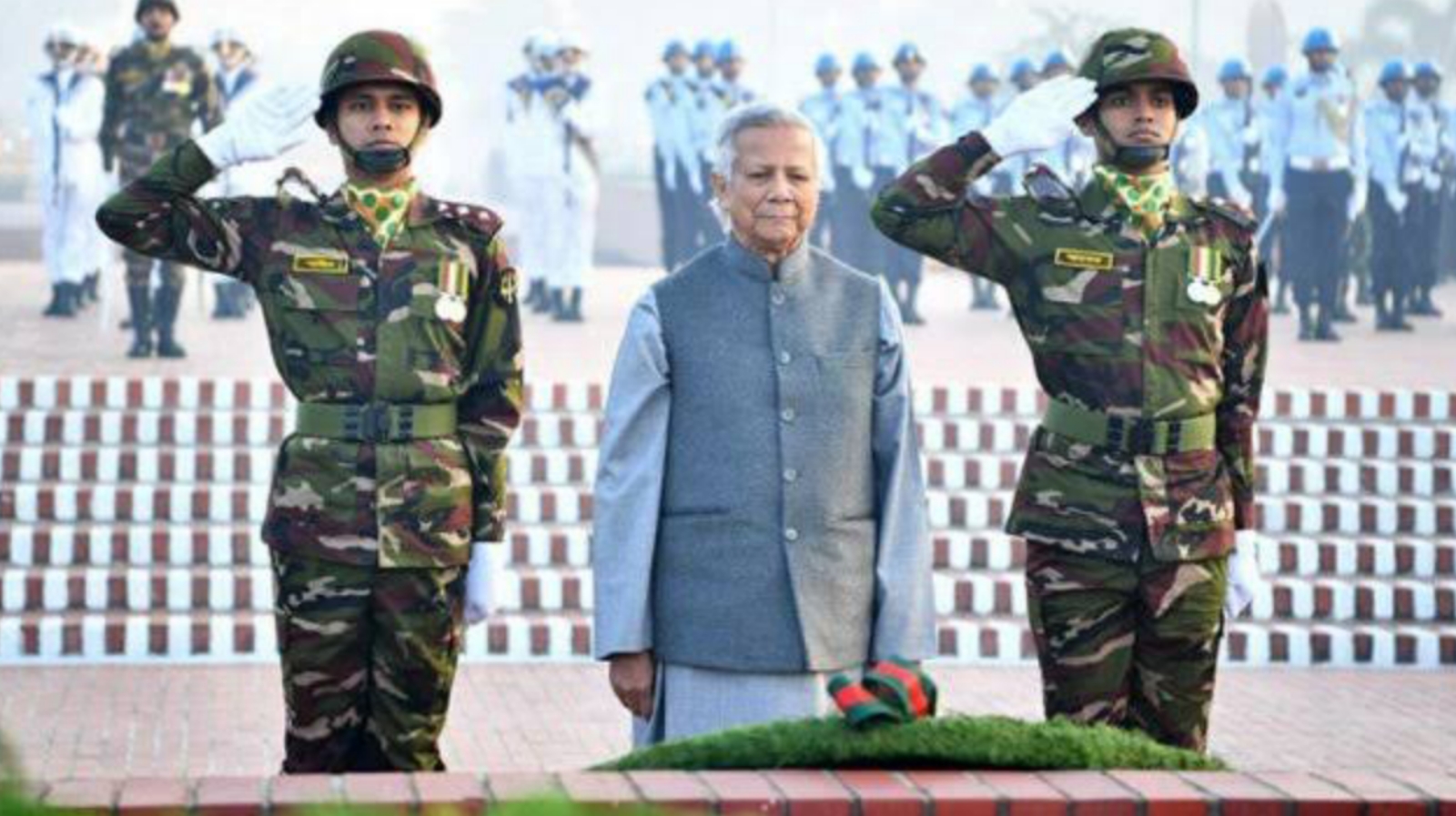 জাতীয় স্মৃতিসৌধে প্রধান উপদেষ্টার শ্রদ্ধা