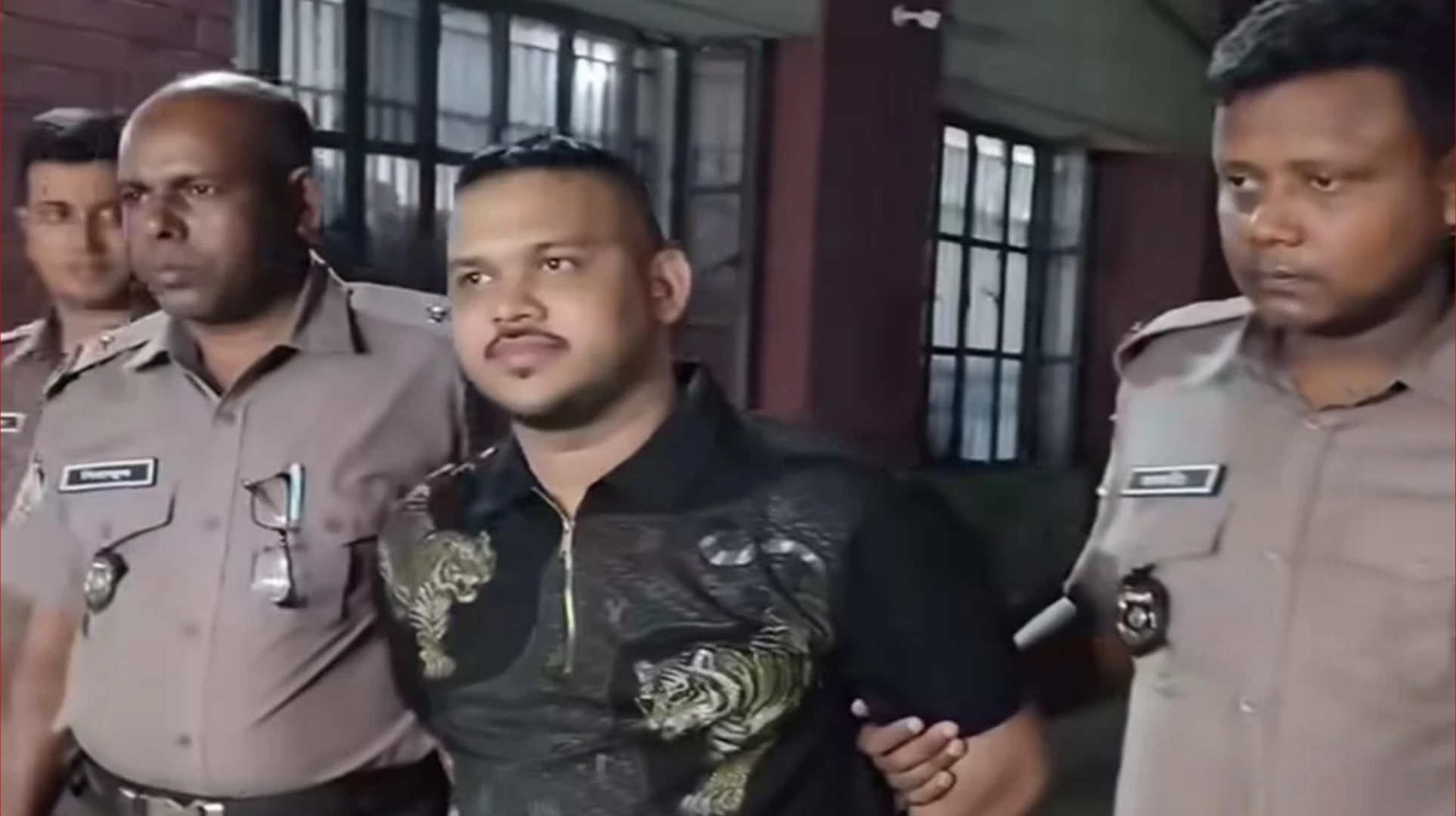 পুলিশের চোখ ফাঁকি দিয়ে আদালত থেকে পালাল শীর্ষ সন্ত্রাসী!