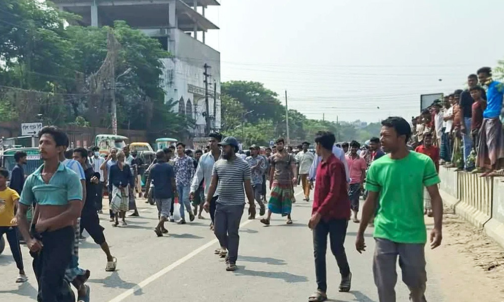 মোহাম্মদপুরে অটোরিকশা চালকদের সড়ক অবরোধ, ভোগান্তিতে যাত্রীরা