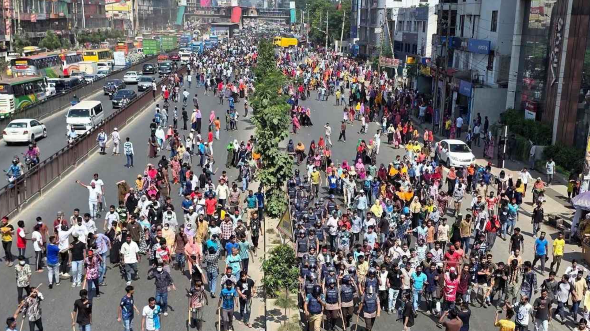 বেতন বৃদ্ধির দাবিতে উত্তরায় পোশাকশ্রমিকদের সড়ক অবরোধ