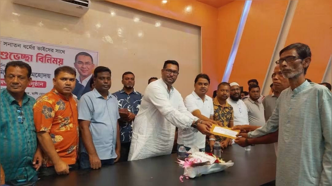 সোনাগাজী-দাগনভুঞায় ৪২টি পূজা মণ্ডপে পরিবেশ মন্ত্রীর অনুদান হস্তান্তর