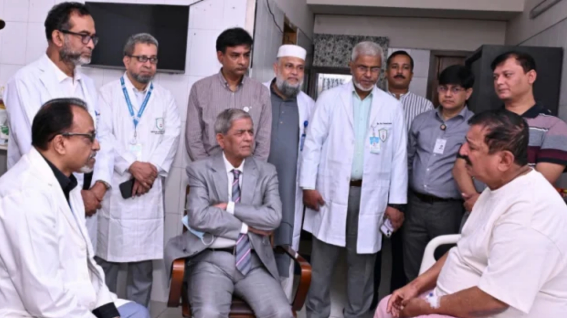 ভূমিমন্ত্রী মিনুকে দেখতে হাসপাতালে রাষ্ট্রপতি