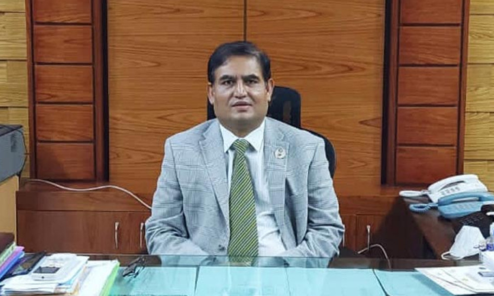 সাবেক সচিব ইসমাইল হোসেন বিমানবন্দরে গ্রেফতার