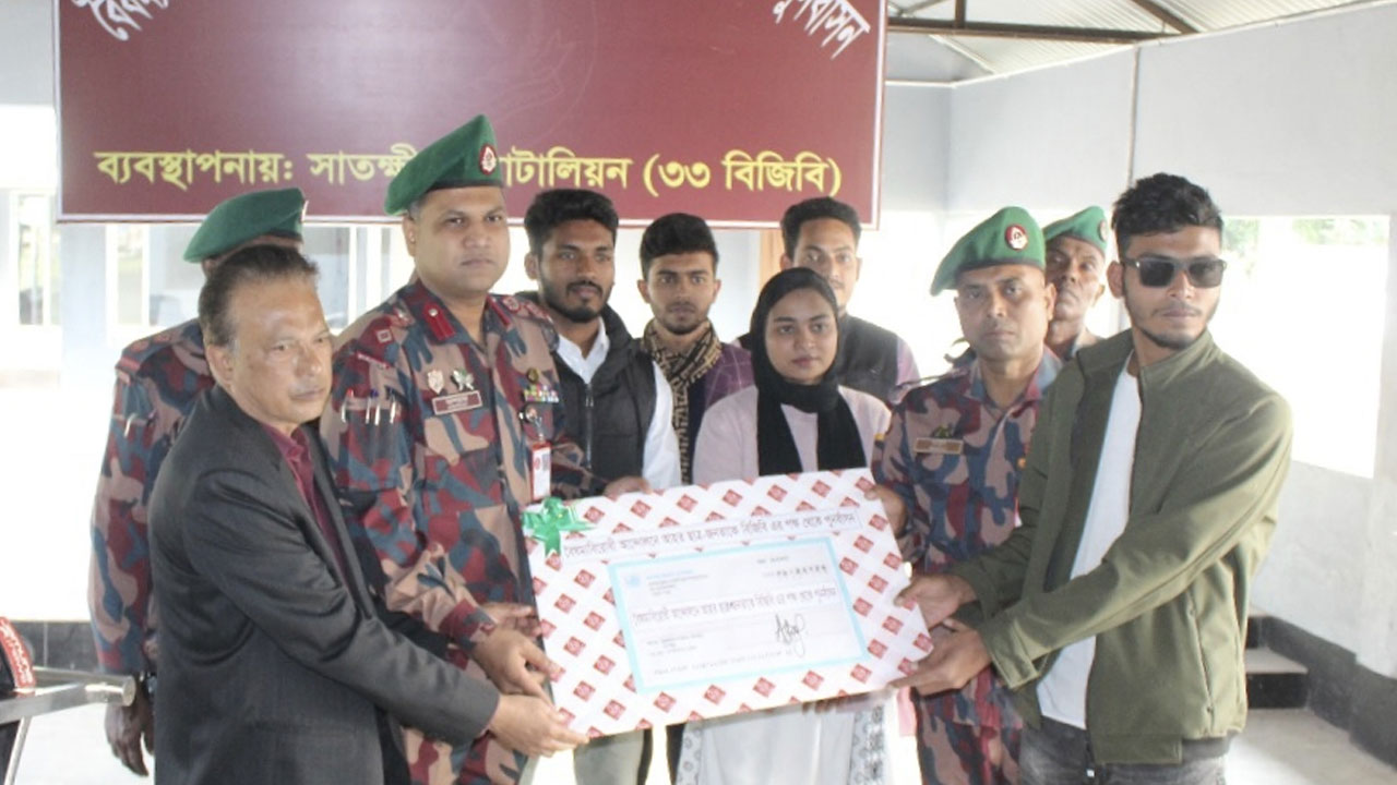 আন্দোলনে দৃষ্টিশক্তি হারানো শাহীনকে বিজিবির সহায়তা