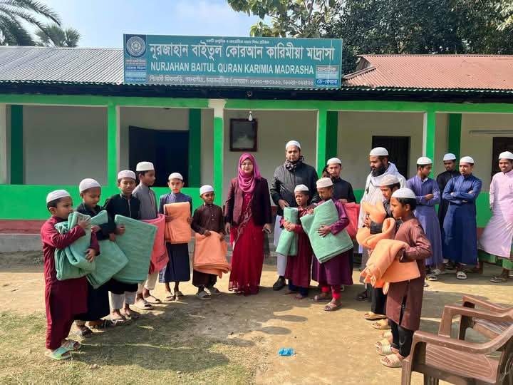 গফরগাঁওয়ে এতিমখানা ও ছিন্নমূল মানুষের মাঝে কম্বল বিতরণ