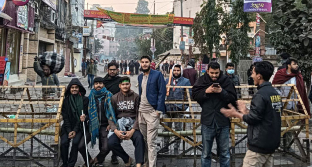আলিয়া মাদরাসার মাঠ থেকে আদালত সরাতে শিক্ষার্থীদের সড়ক অবরোধ