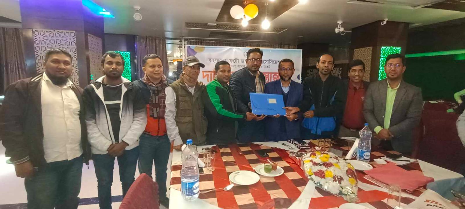 বাংলাদেশ ফটো জার্নালিস্ট এসোসিয়েশন ফেনী শাখার নতুন কমিটির কাছে দায়িত্বভার হস্তান্তর
