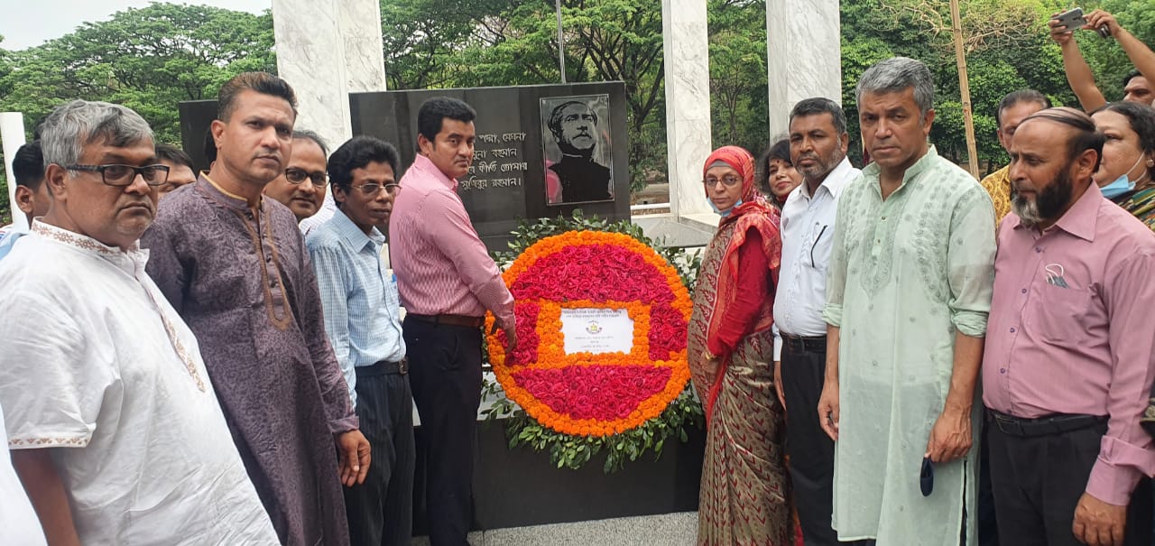 জাতির পিতার প্রতিকৃতিতে তেজগাঁও কলেজের অধ্যক্ষের শ্রদ্ধাঞ্জলি