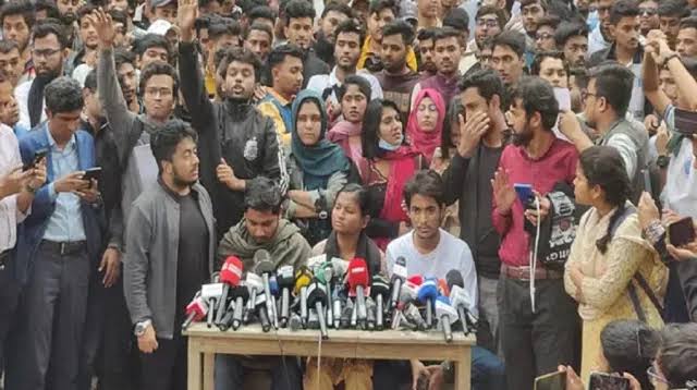 ঢাবি প্রো-ভিসির পদত্যাগে ৪ ঘণ্টার আল্টিমেটাম ৭ কলেজ শিক্ষার্থীদের