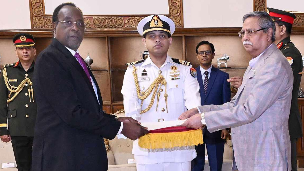 বিনিয়োগ-বাণিজ্য বাড়াতে কাজ করার আহ্বান রাষ্ট্রপতির