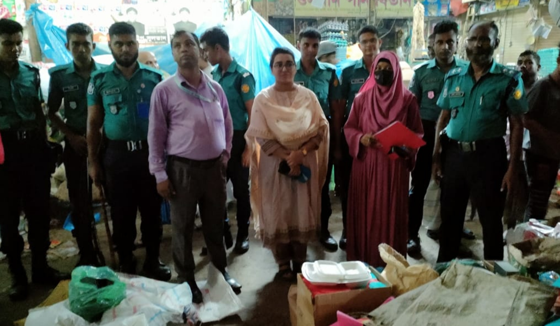 রাজধানীতে অভিযান চালিয়ে ৩০০০ কেজি নিষিদ্ধ পলিথেন জব্দ