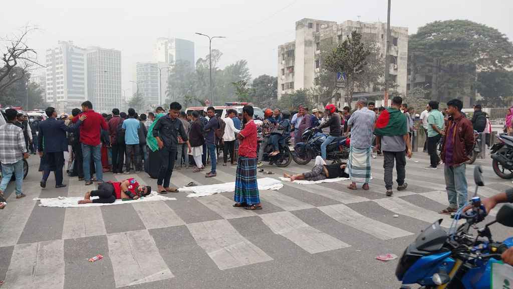 পঙ্গু হাসপাতালের সামনে অভ্যুত্থানে আহতদের আবারও সড়ক অবরোধ