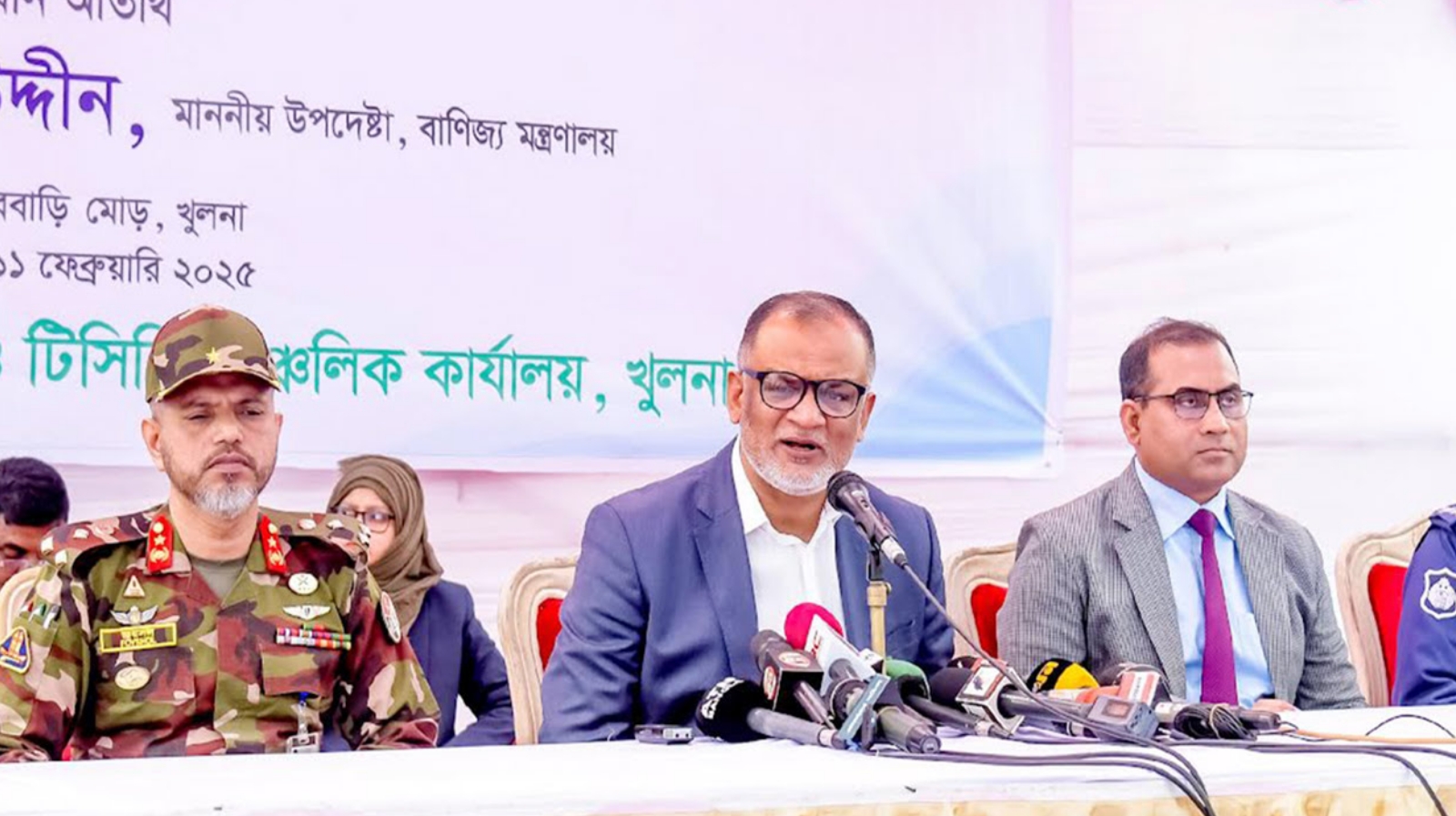 যার প্রয়োজন তাকেই টিসিবির কার্ড দেওয়া হবে : বাণিজ্য উপদেষ্টা