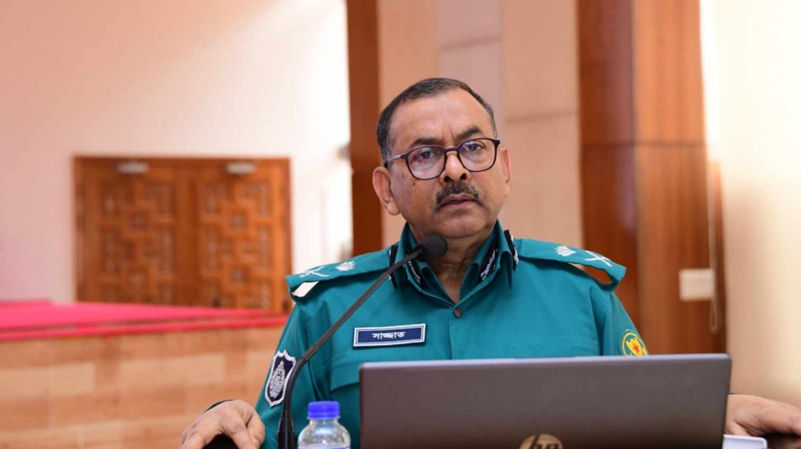 রাস্তা বন্ধ করে দাবি আদায়ের চর্চা বন্ধ করতে হবে : ডিএমপি কমিশনার
