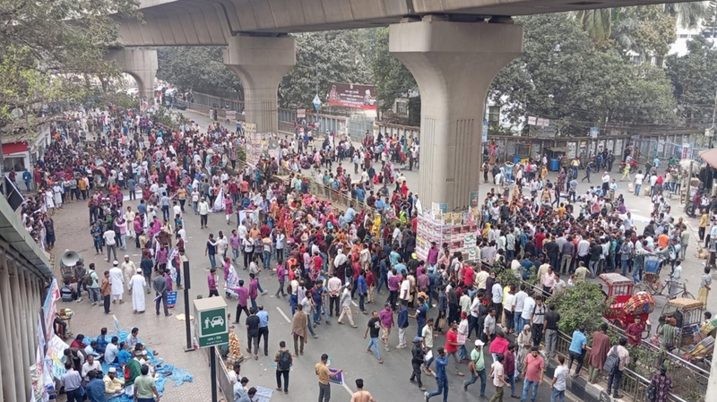 চাকরি স্থায়ীকরণের দাবিতে এবার আউটসোর্সিং কর্মীদের সড়ক অবরোধ