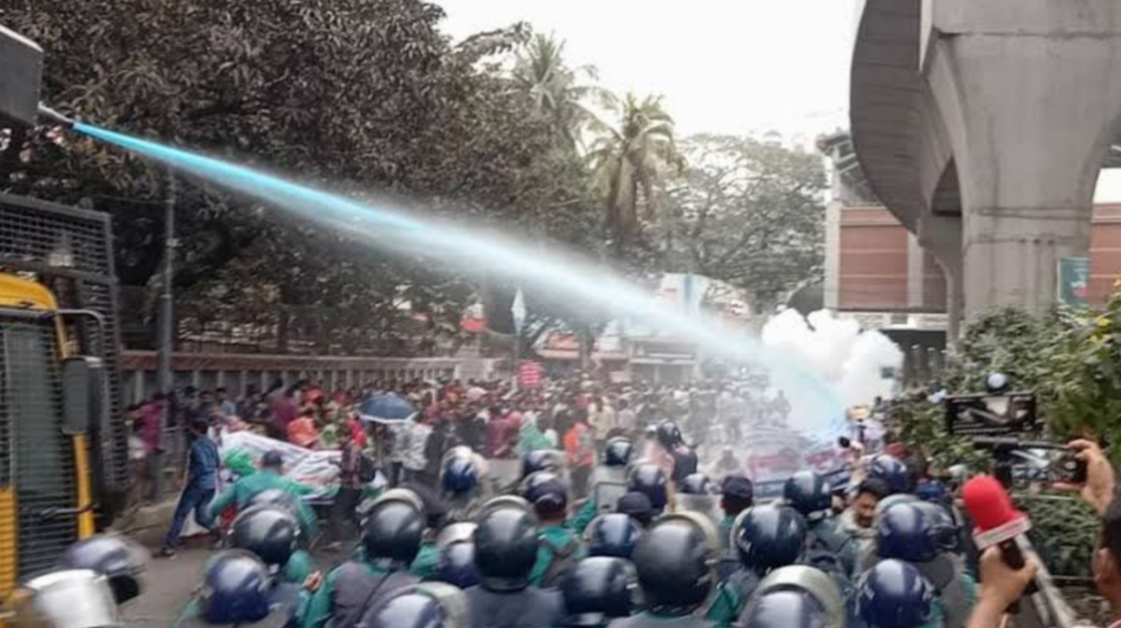 আউটসোর্সিং কর্মীদের অবস্থান কর্মসূচিতে সাউন্ড গ্রেনেড-জলকামান