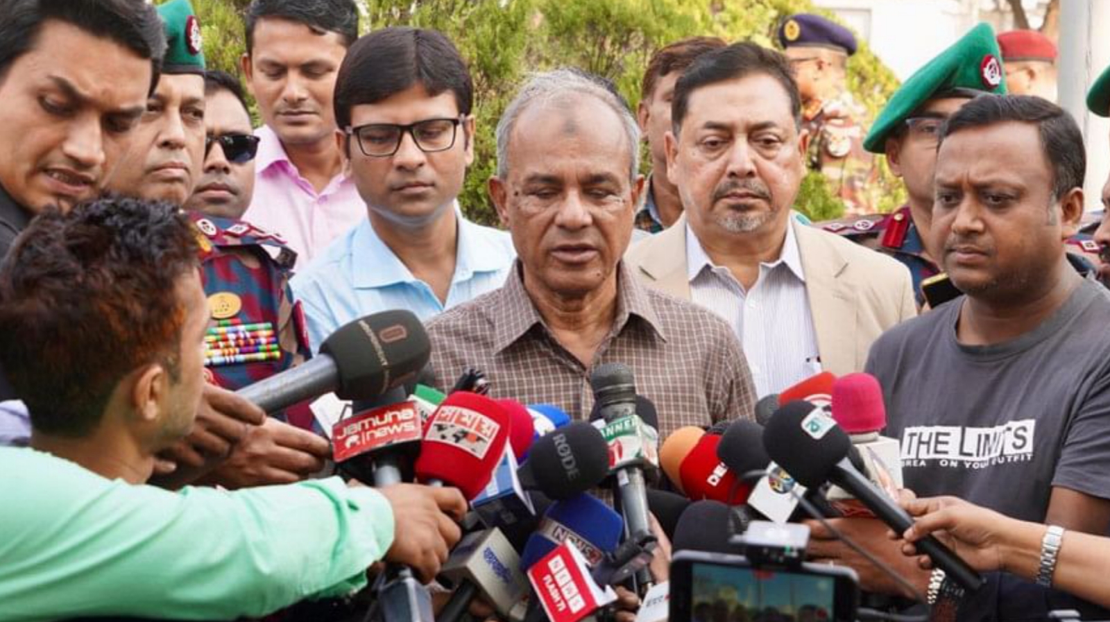 দায়িত্ব পালনে আইনশৃঙ্খলা বাহিনীর গাফিলতি পেলে ব্যবস্থা: স্বরাষ্ট্র উপদেষ্টা