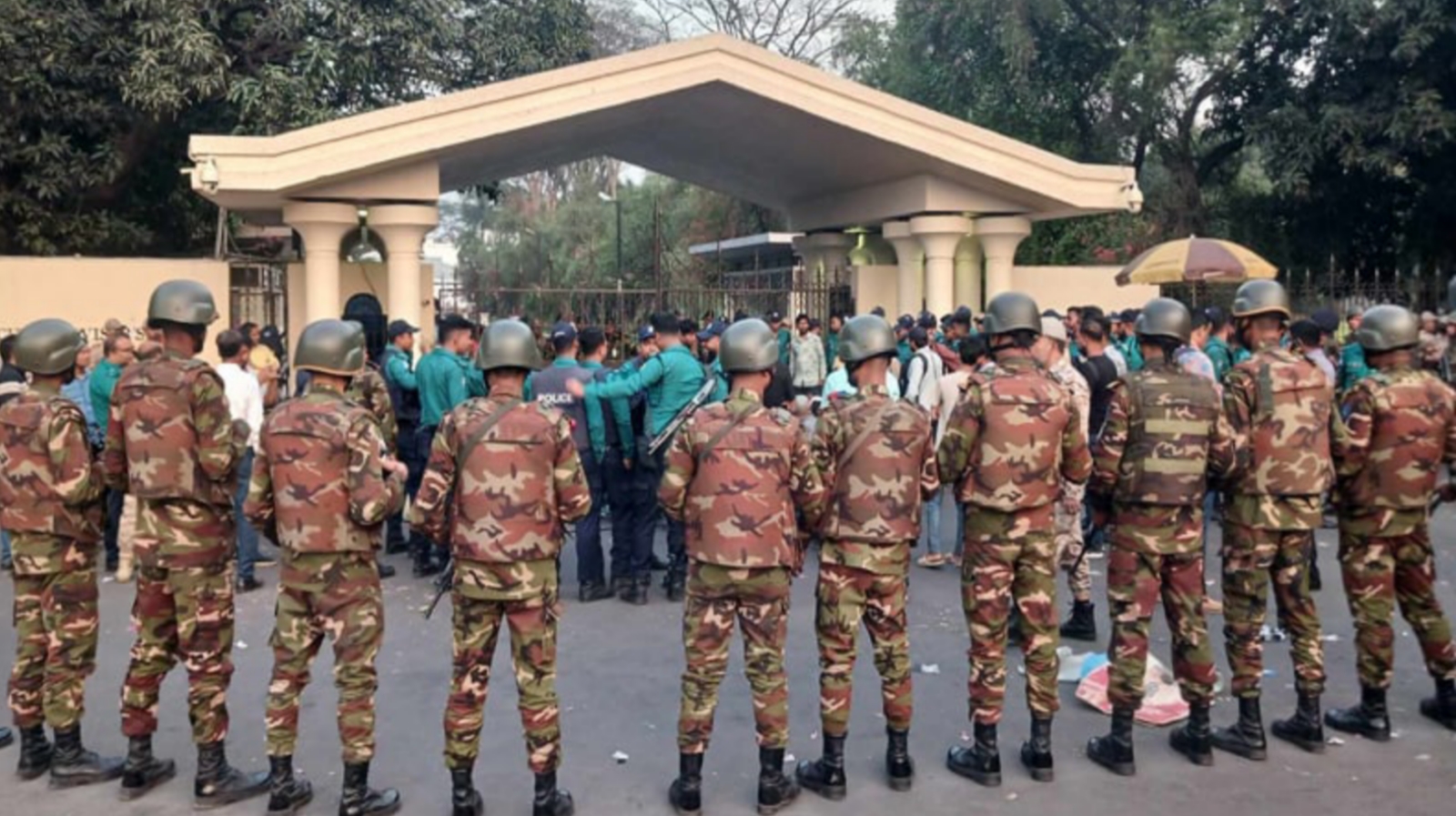 আন্দোলন ঘিরে প্রধান উপদেষ্টার কার্যালয়ের সামনে সেনাবাহিনী মোতায়েন