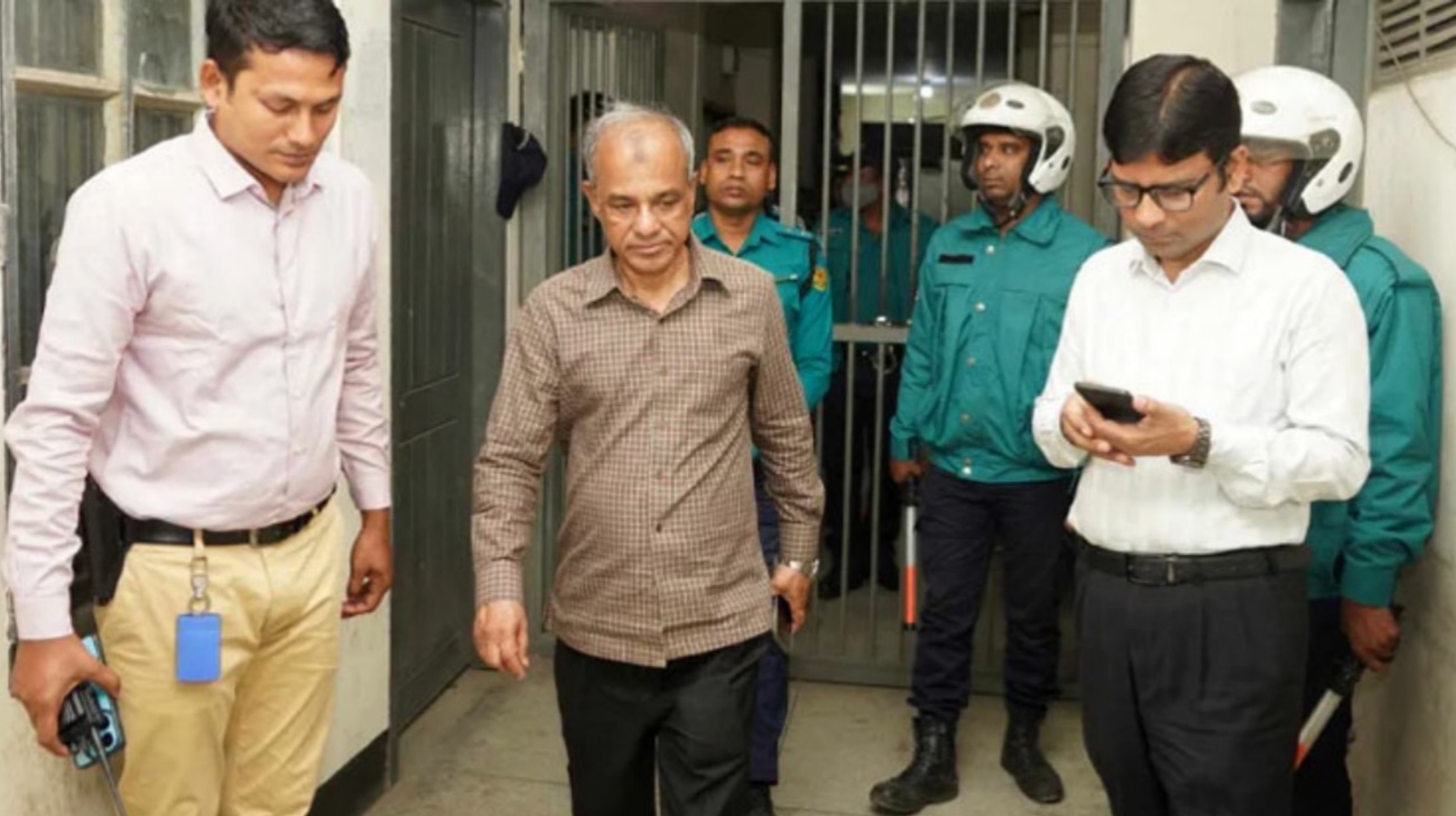 থানা পরিদর্শনে স্বরাষ্ট্র উপদেষ্টা, অবহেলায় এসআই-কনস্টেবল বরখাস্ত