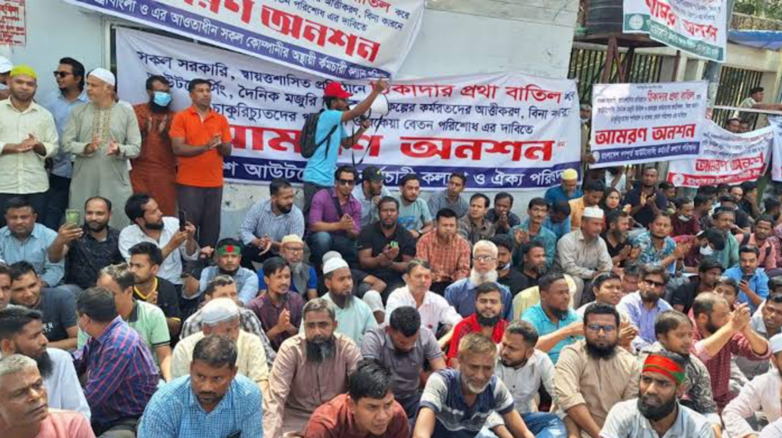 দাবি আদায়ে সড়কে অবস্থান আউটসোর্সিং কর্মীদের
