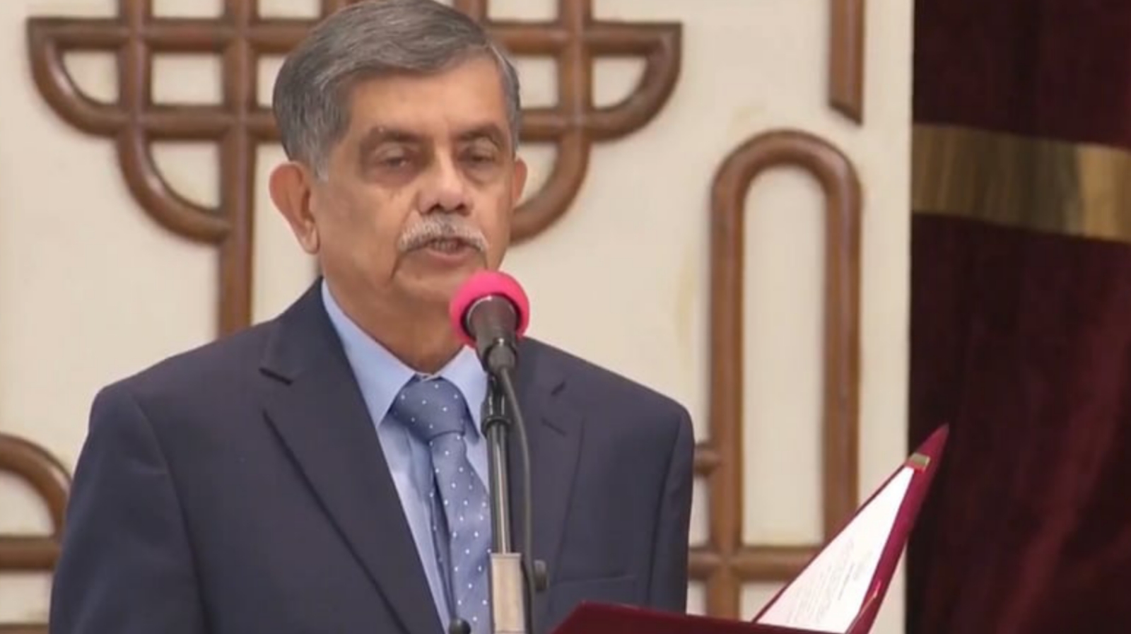 উপদেষ্টা হিসেবে শপথ নিলেন সি আর আবরার