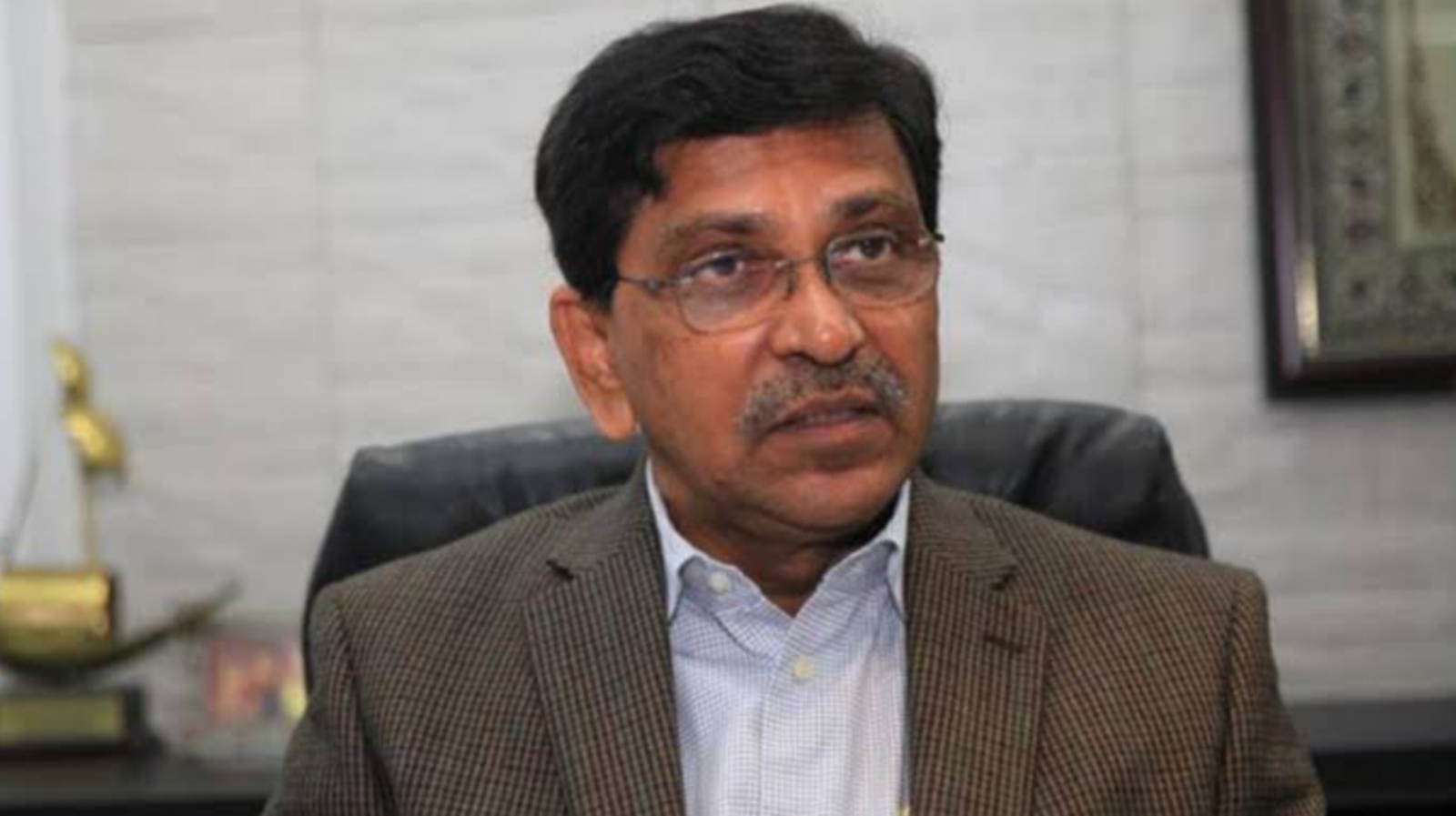 পরিবারসহ আ.লীগ নেতা হানিফের দেশত্যাগে নিষেধাজ্ঞা