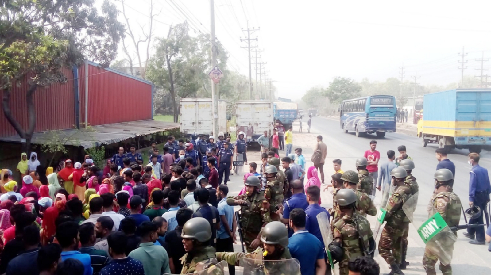 গাজীপুরে কারখানা শ্রমিকদের বিক্ষোভ