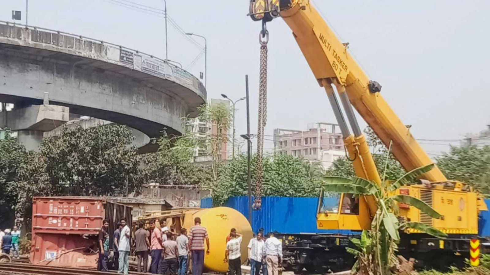 কমলাপুর স্টেশনে কন্টেইনার ট্রেন লাইনচ্যুত