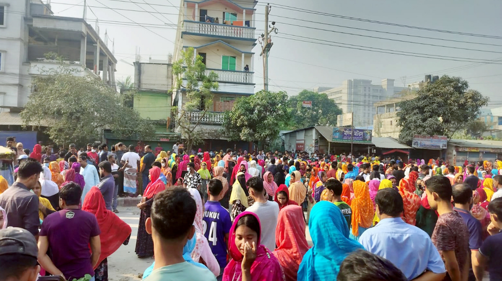 সাভারে ঈদের ছুটি ও বেতনের দাবিতে শ্রমিকদের বিক্ষোভ