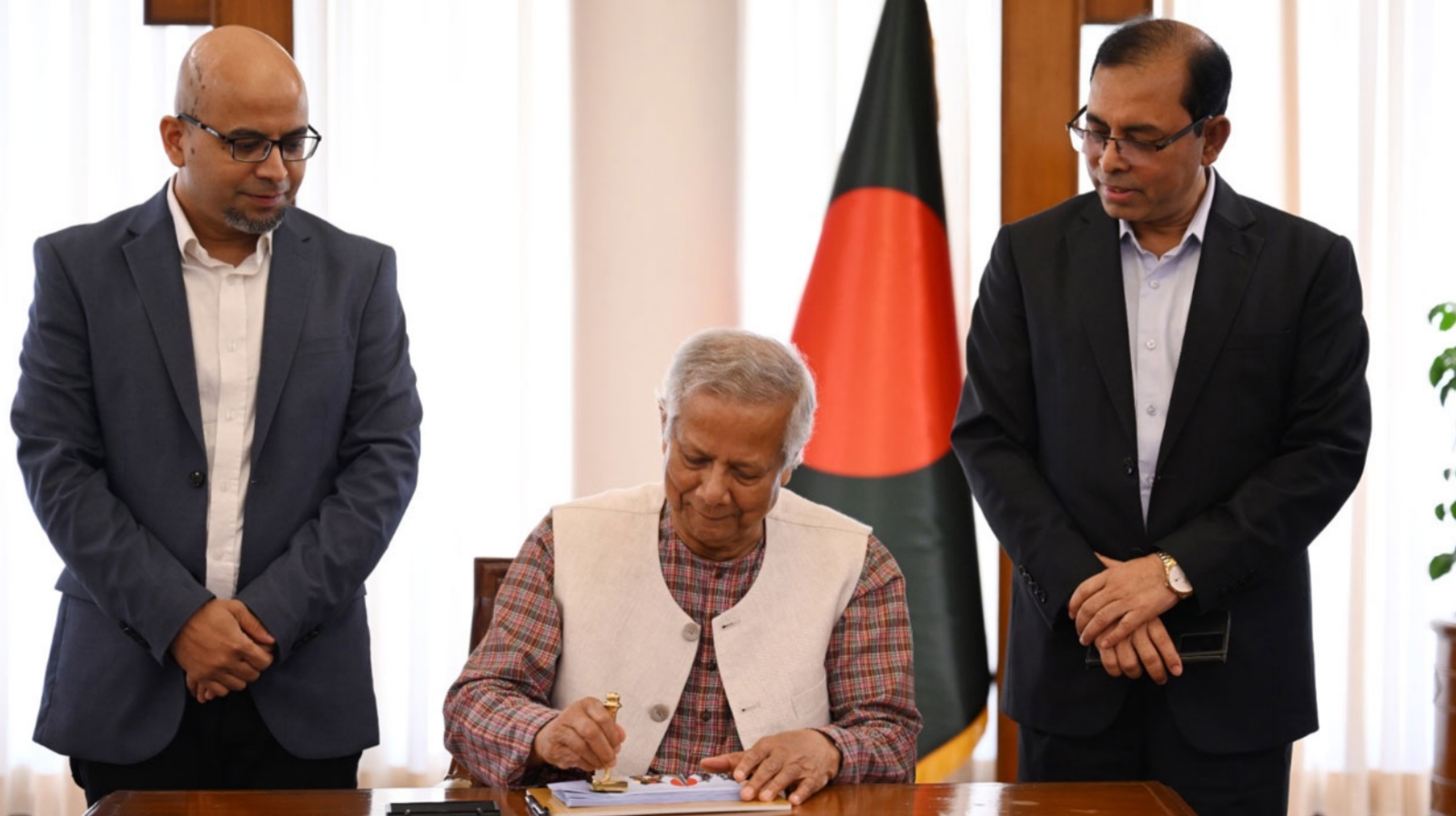 ডাকটিকিট অবমুক্ত করলেন প্রধান উপদেষ্টা