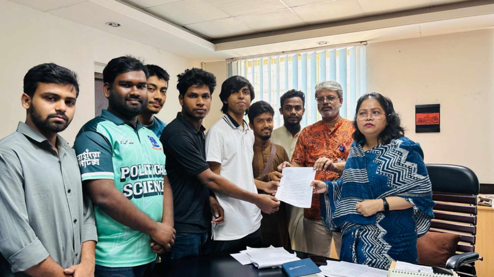 ডাকসু নির্বাচনের রোডম্যাপ ঘোষণা করতে ফের স্মারকলিপি প্রদান